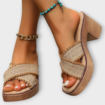 Camila - Saltos grossos com tiras cruzadas